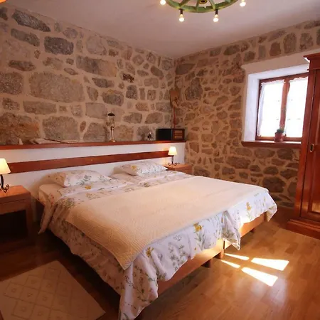 Stone House Adrian Ferienhaus *