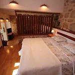Сasa de vacaciones Stone House Adrian