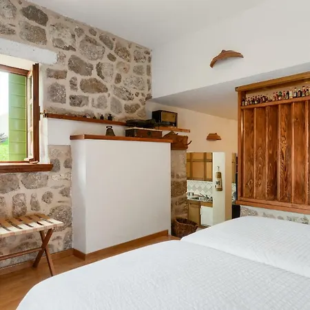 Stone House Adrian *